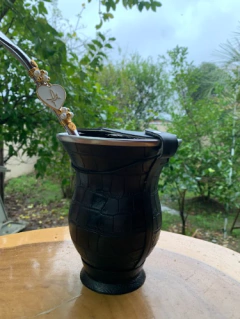 Kit chimarrão: Cuia de Porongo Revestida em Sintético Crocô + Bomba em inox decorada com pingente - Chima Box
