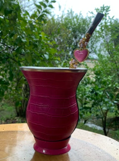 Kit chimarrão: Cuia de Porongo Revestida em Sintético Crocô + Bomba em inox decorada com pingente na internet