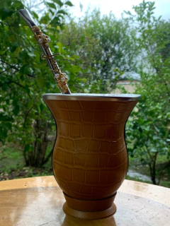 Kit chimarrão: Cuia de Porongo Revestida em Sintético Crocô + Bomba em inox decorada com pingente - comprar online