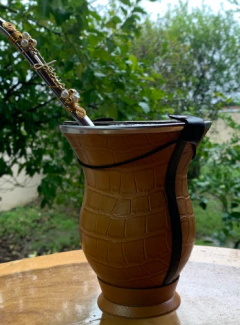 Kit chimarrão: Cuia de Porongo Revestida em Sintético Crocô + Bomba em inox decorada com pingente + Tapa Erva - Chima Box