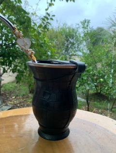 Kit chimarrão: Cuia de Porongo Revestida em Sintético Crocô + Bomba em inox decorada com pingente + Tapa Erva na internet