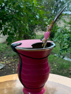 Kit chimarrão: Cuia de Porongo Revestida em Sintético Crocô + Bomba em inox decorada com pingente + Tapa Erva - comprar online