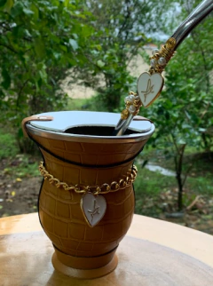 Kit chimarrão: Cuia de Porongo Revestida em Sintético Crocô + Bomba em inox decorada com pingente + Vip + Tapa Erva - Chima Box