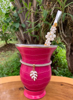 Kit chimarrão: Cuia de Porongo Revestida em Sintético Crocô + Bomba em inox decorada com pingente + Pulseira Vip - comprar online