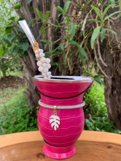 Kit chimarrão: Cuia de Porongo Revestida em Sintético Crocô + Bomba em inox decorada com pingente + Vip + Tapa Erva na internet