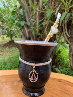 Kit chimarrão: Cuia de Porongo Revestida em Sintético Crocô + Bomba em inox decorada com pingente + Pulseira Vip - Chima Box