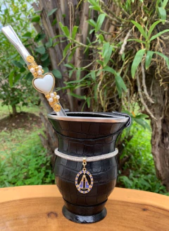 Kit chimarrão: Cuia de Porongo Revestida em Sintético Crocô + Bomba em inox decorada com pingente + Vip + Tapa Erva - comprar online