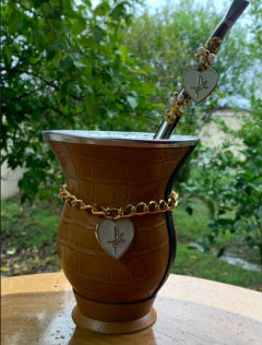 Kit chimarrão: Cuia de Porongo Revestida em Sintético Crocô + Bomba em inox decorada com pingente + Pulseira Vip na internet