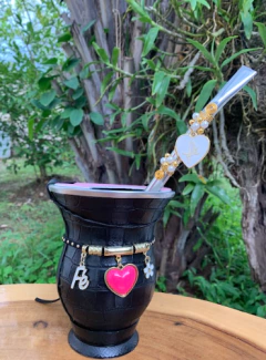 Kit chimarrão: Cuia de Porongo Revestida em Sintético Crocô + Bomba em inox com pingente + Premium + Tapa Erva - Chima Box