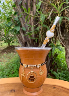 Kit chimarrão: Cuia de Porongo Revestida em Sintético Crocô + Bomba em inox decorada com pingente + Pulseira Premium na internet