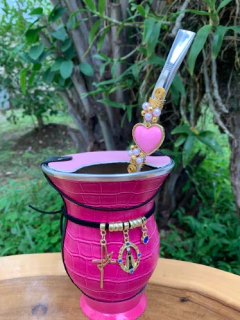 Kit chimarrão: Cuia de Porongo Revestida em Sintético Crocô + Bomba em inox decorada com pingente + Basic + Tapa Erva - Chima Box