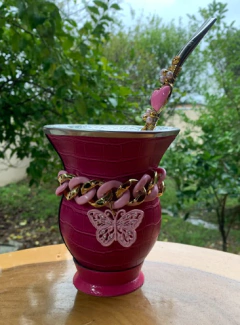 Kit chimarrão: Cuia de Porongo Revestida em Sintético Crocô + Bomba em inox decorada com pingente + Pulseira Luxo - Chima Box