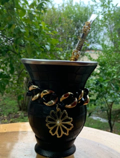 Kit chimarrão: Cuia de Porongo Revestida em Sintético Crocô + Bomba em inox decorada com pingente + Pulseira Luxo na internet