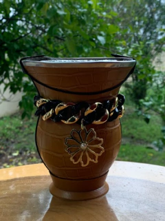 Kit chimarrão: Cuia de Porongo Revestida em Sintético Crocô + Pulseira Luxo + Tapa Erva - Chima Box
