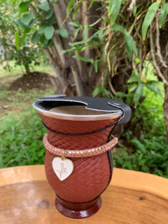 Kit chimarrão: Cuia de Porongo Revestida em Sintético Trançada + Pulseira Vip + Tapa Erva na internet