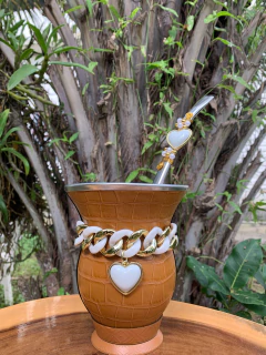 Kit chimarrão: Cuia de Porongo Revestida em Sintético Crocô + Bomba em inox decorada com pingente + Pulseira Luxo - comprar online