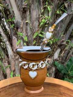 Kit chimarrão: Cuia de Porongo Revestida em Sintético Crocô + Bomba em inox decorada com pingente + Luxo + Tapa Erva - comprar online