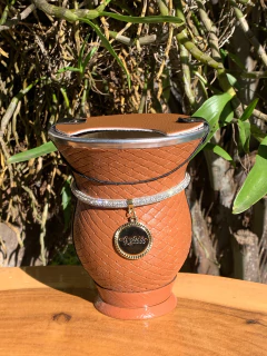 Kit chimarrão: Cuia de Porongo Revestida em Sintético Trançada + Pulseira Vip + Tapa Erva - Chima Box