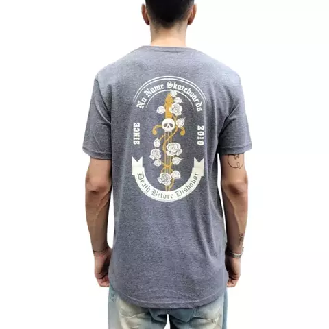 Remera No Name Daga Serigrafiada Gris Oscuro - comprar online