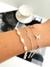 Pulseira com borboletas penduradas lisa - banho de prata