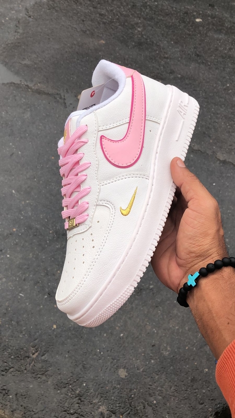 Tênis AirForce 1 com Swoosh Rosa BB