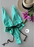 Maiô cavadinho verde Tiffany com detalhes em cordão marrom, ao lado de um chapéu de palha e flores.