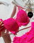 Conjunto de lingerie rosa pink com detalhes em renda, incluindo sutiã e calcinha. Frozen Intimates.