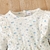 o macacão floral allover infantil, perfeito para vestir os pequenos com estilo e conforto! Este macacão encantador foi especialmente projetado para atender às necessidades dos pequenos fashionistas. - comprar online