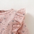 o macacão floral allover infantil, perfeito para vestir os pequenos com estilo e conforto! Este macacão encantador foi especialmente projetado para atender às necessidades dos pequenos fashionistas.