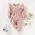 o macacão floral allover infantil, perfeito para vestir os pequenos com estilo e conforto! Este macacão encantador foi especialmente projetado para atender às necessidades dos pequenos fashionistas. - loja online