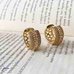 Argola cravejada cristal - em banho ouro 18k