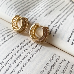 Argola cravejada cristal - em banho ouro 18k - comprar online