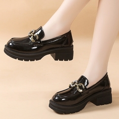 Sapatos mocassim plataforma de couro envernizado na internet