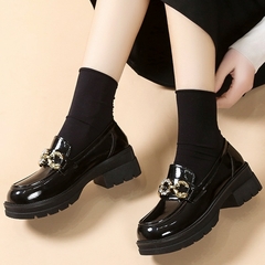 Sapatos mocassim plataforma de couro envernizado na internet