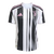 Camisa Juventus Home 25/26 com listras verticais em preto, branco e detalhes em rosa
