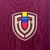 Camisa Venezuela 24/25: O manto vinotinto com design moderno e cheio de paixão! Mostre seu orgulho pela seleção venezuelana. Garanta já a sua!