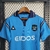 Se você é apaixonado pelo Manchester City e curte um estilo clássico, a camisa Retrô do City é a peça que faltava no seu guarda-roupa! Com design inspirado nas grandes conquistas do clube, ela traz todo o legado dos Citizens de uma forma única e elegante.