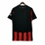 Camisa do AC Milan da temporada 25/26, com design listrado em vermelho e preto, logotipo da Emirates e da Puma.