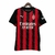 Camisa do AC Milan da temporada 25/26, com design listrado em vermelho e preto, logotipo da Emirates e da Puma.