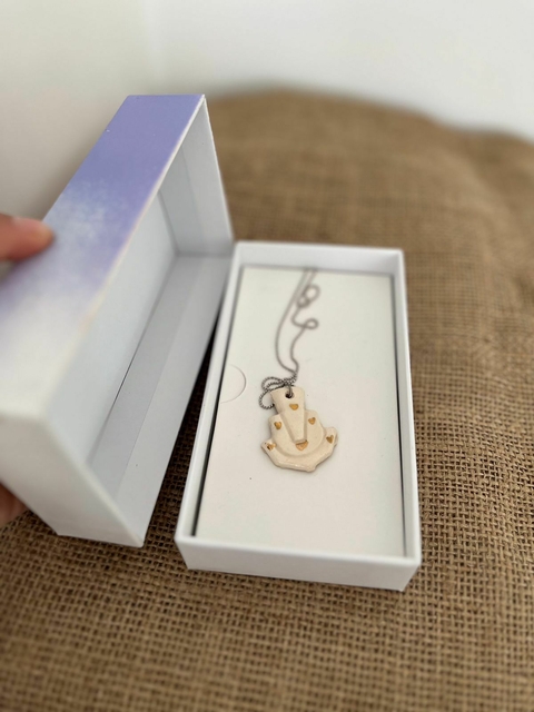 cadena con dije y detalles en ORO