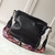 BOLSA VALENTINO GUITAR ROCKSTUD ROLLING HOBO na internet