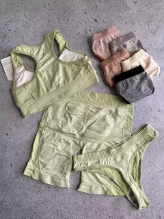 Conjunto de tres piezas en internet