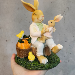 Resina coelho de Páscoa papai com filha no colo 19,4cm - 53984001