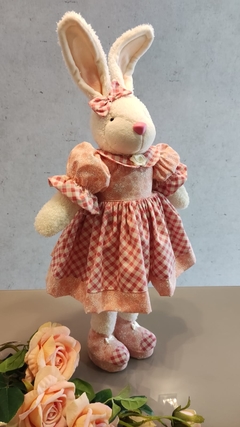 Coelha fêmea em pé 64cm artesanal em tons de laranja e salmão