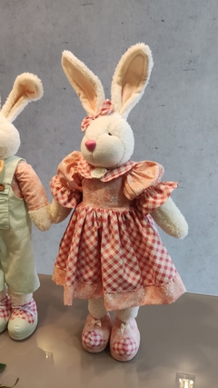Coelha fêmea em pé 64cm artesanal em tons de laranja e salmão na internet