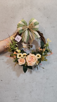 Guirlanda floral em tons salmão e verde 40x43cm - Loja Receba com Carinho