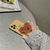 Estojo para celular com suporte de urso amarelo leitoso - loja online