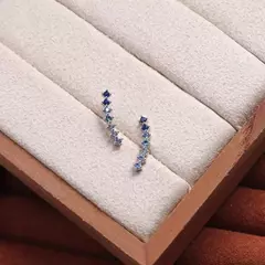 BRINCO CRAVEJADO DE ZIRCÔNIAS AZUL, BANHADO EM RÓDIO BRANCO