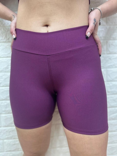 SHORTS BÁSICO LISO ROXO UVA