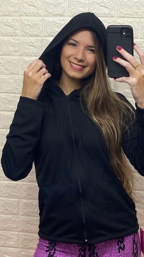 CORTA VENTO POLIÉSTER COM CAPUZ E BOLSO PRETO